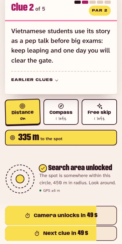 The Competitive stop screen: stop 1, clue 2 of 5, par 2, the Distance, Compass and Free skip lifelines, 335 m to the spot, and the camera and next clue both counting down