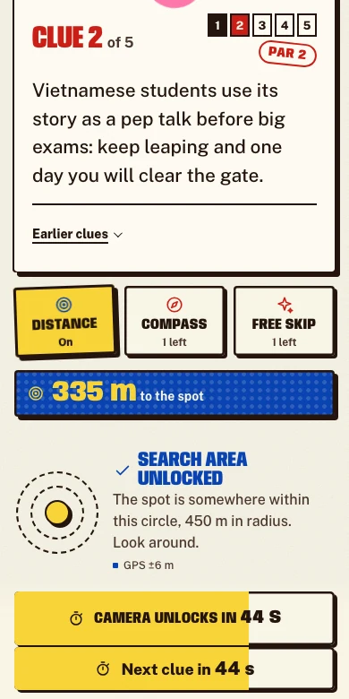 The Competitive stop screen: stop 1, clue 2 of 5, par 2, the Distance, Compass and Free skip lifelines, 335 m to the spot, and the camera and next clue both counting down